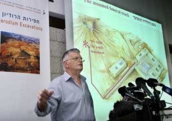 Prof. Ehud Netzer presents his findings at a press conference today at the Hebrew University of Jerusalem. (photo: Sasson Tiram)