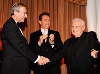 מימין לשמאל: האדריכל פרנק גרי, ארנולד שוורצנגר ופרופ' מנחם בן-ששון (צילום: רוברט לורי)