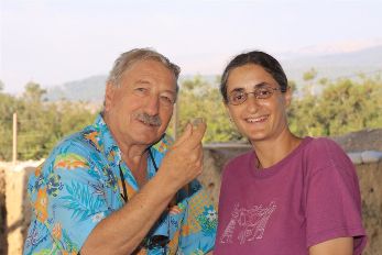 Prof. Amnon Ben-Tor (left) holding the tablet, and Dr. Sharon Zuckerman (Photo: Yoav Becher)