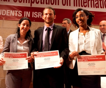 Competition winners, from left to right: Yael Naggan, Doron Pe'er, Moran Alriyami. (Photographer: Ran Goldstein)