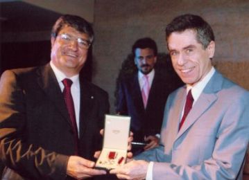 Prof. Harran (right) receives knighthood from the Italian Ambassador to Israel (Photo: Courtesy of the Italian Embassy in Israel)