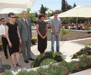 Moment of silence: (L to R) Hebrew University Rector Prof. Sarah Stroumsa, President Prof. Menahem Ben-Sasson, Vice-President and Director-General Billy Shapira, and Student Union Director-General Itai Gutler. (Photo: Yossi Zamir)