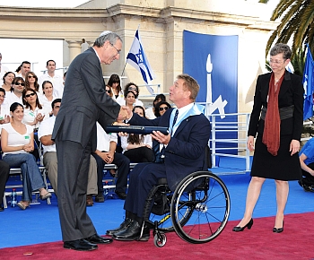 (L to R) Hebrew University President Menahem Ben-Sasson shakes hands with honorary doctorate recipient Rick Hansen as Hebrew University Rector Sarah Stroumsa looks on