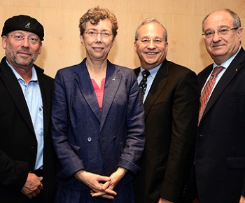 משמאל לימין: נשיא אינטל ישראל מולי אדן, רקטור האוניברסיטה העברית פרופ' שרה סטרומזה, מנהל המחקר העולמי של אינטל ג'סטין רטנר ונשיא הטכניון פרופ' פרץ לביא