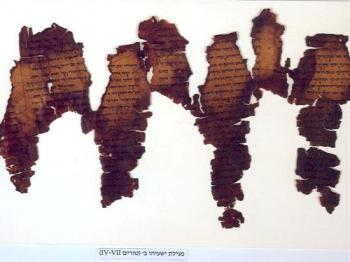 קטע ממגילה ב' של ישעיהו מקומראן. קלף. מאה א' לפנה''ס – מאה א' לסה''נ  - מוצג בתערוכה ביוסטון (צילום באדיבות היכל הספר)