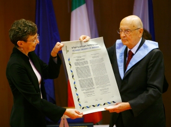 נשיא איטליה ג'ורג'ו נפוליטנו (מימין) מקבל את התואר מרקטור האוניברסיטה פרופ' שרה סטרומזה (צילום: ששון תירם)