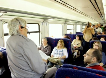Prof. Hanoch Gutfreund delivering a lecture to commuters on Israel Railways (Photo: Rafi Deloya)